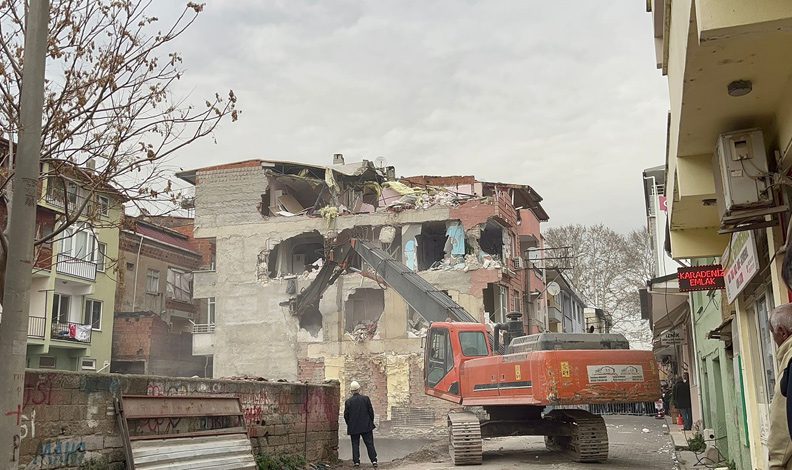 Bursa’da 4 katlı bina içindeki eşyalar ile yıkıldı