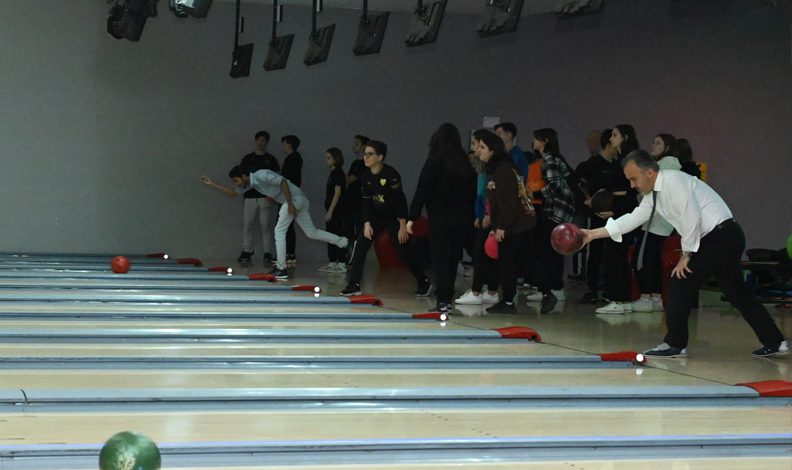 Bursa’da liseliler bowlingle stres atıyor