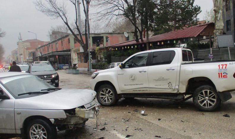 Bursa’da kamyonet ile otomobil çarpıştı