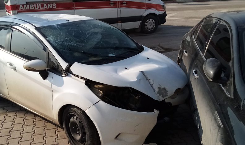 Bursa’da otomobil park halindeki araca çarptı