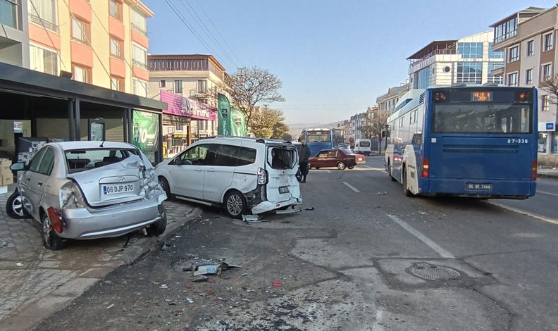 Ankara’da 2 belediye otobüsünün art arda kaza yaptı