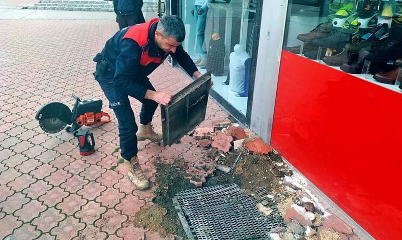 Mahsur kalan kediyi itfaiye kurtardı