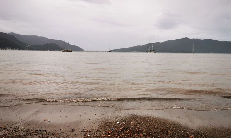 Marmaris’te denizin rengi kahverengi