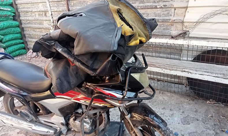 Ters yönde giden otomobil motosikleti biçti