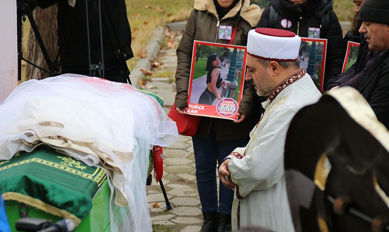 Gelinlik örtülü tabutunda son yolculuğuna uğurlandı