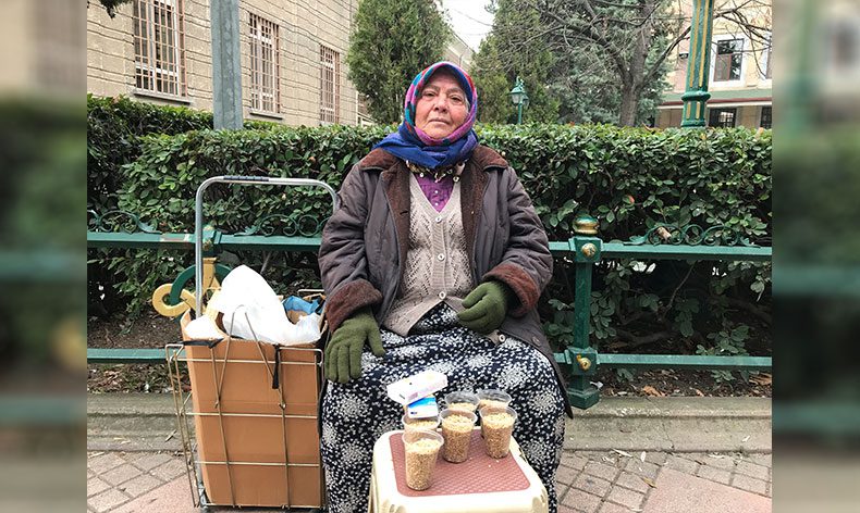 Sadece devletten aldığı yaş aylığıyla geçinemiyor