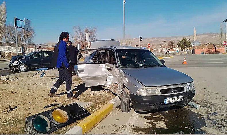 Sivas’ta iki otomobil çarpıştı
