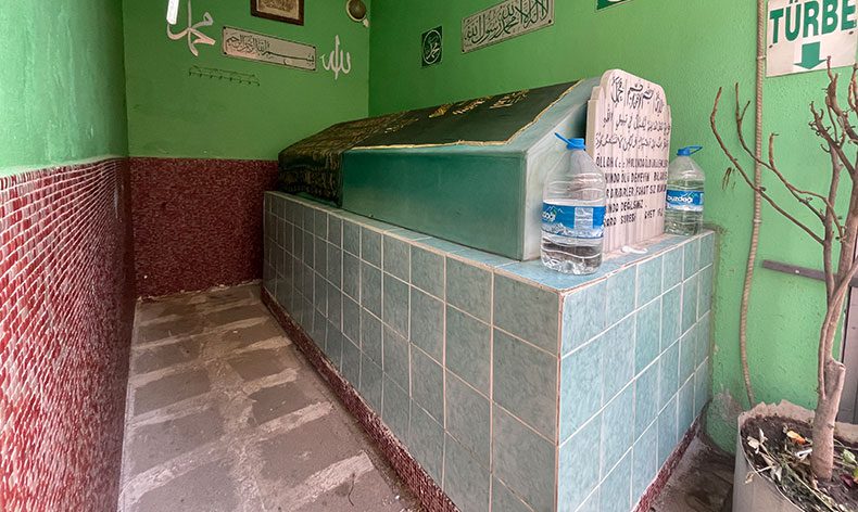 Betonlar arasında kalan sır türbe