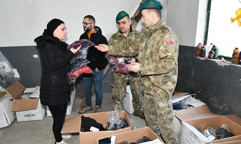 Türk askerinden selzedelere kıyafet yardımı