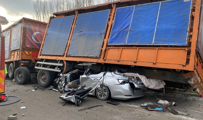 Bursa’da TIR’a çarpan otomobil, dorsenin altına girdi : 1 ölü