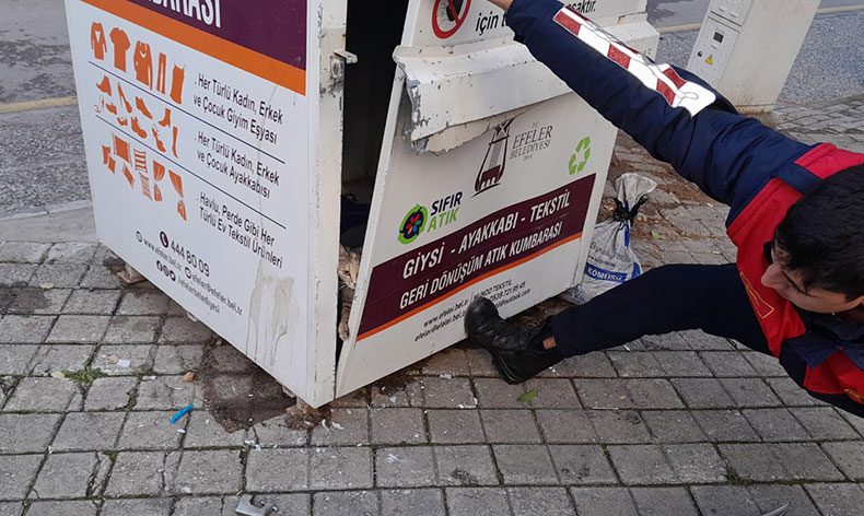 Mahsur kalan kediyi itfaiye kurtardı
