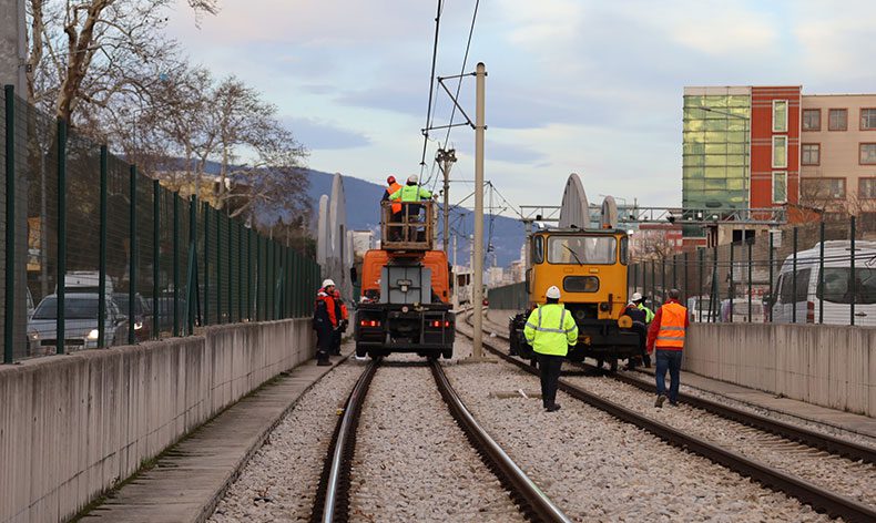 Metro hattına çatı uçtu, ekipler seferber oldu