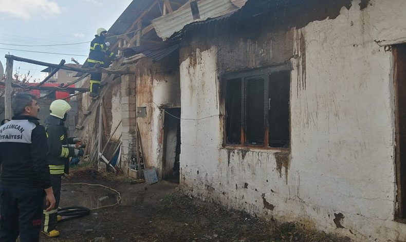 Müstakil ev yangında kullanılmaz hale geldi