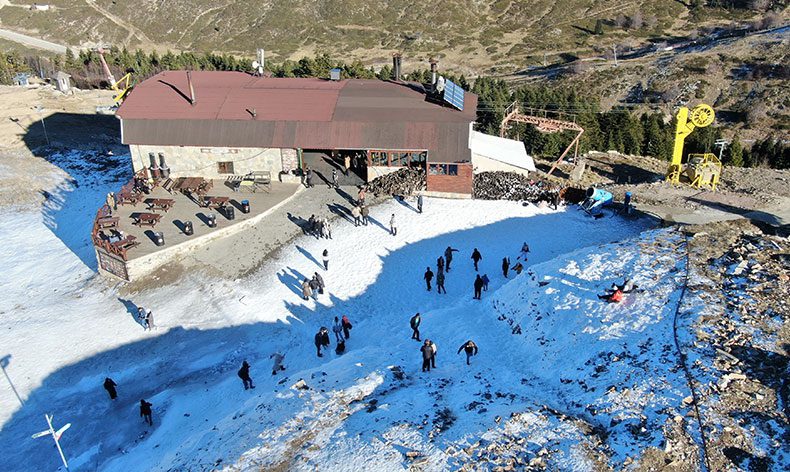Uludağ’da suni kar yağışı başladı