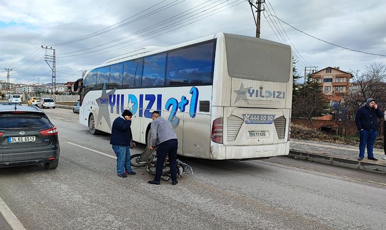 Otobüsüle çarpışan motosikletteki genç hayatını kaybetti
