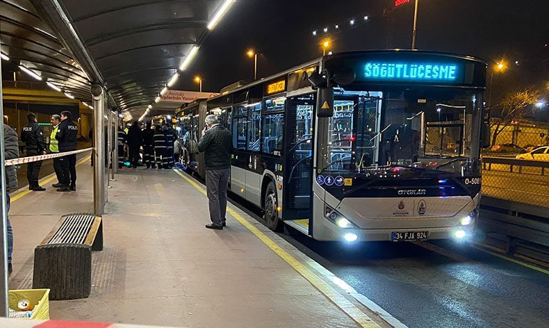 Metrobüs durağında korkunç olay