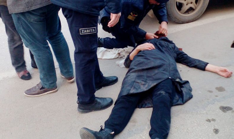 Hareket halindeki araçtan düşen kadın yaralandı