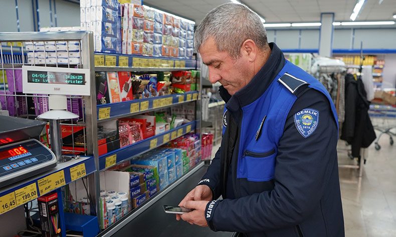 Gemlik’te zabıta market denetiminde