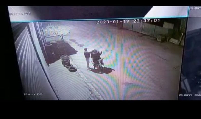 Otomobil lastiklerini kıyafet gibi giyip çaldılar