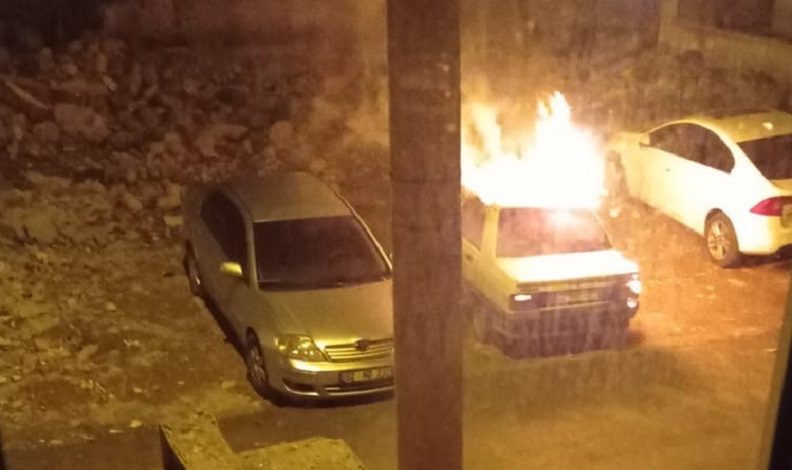 Park halindeki otomobil kundaklandı