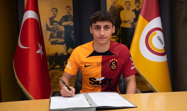 Galatasaray, genç futbolcu Emirhan Kayar ile sözleşme imzaladı