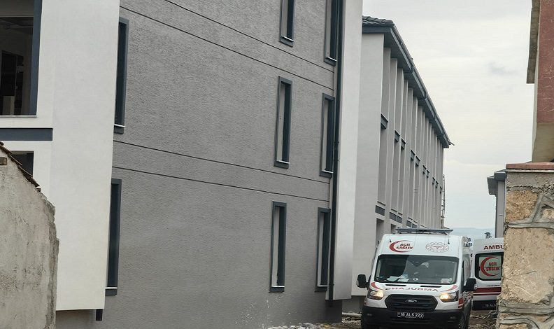 Bursa’da 3.kattan ağabeyinin üzerine düştü: 2 yaralı