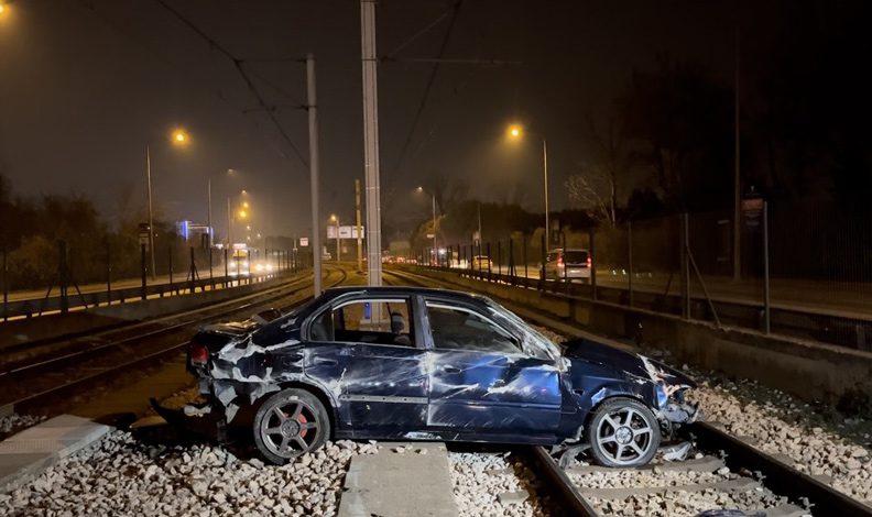 Bursa’da kontrolden çıkan otomobil metro raylarına girdi