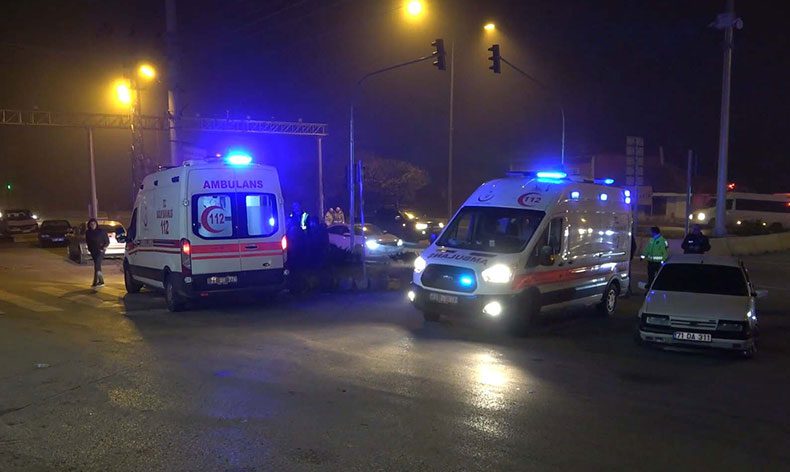 Otomobil ile pikap çarpıştı