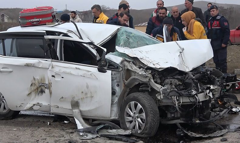 Elazığ’da otomobil kamyona çarptı