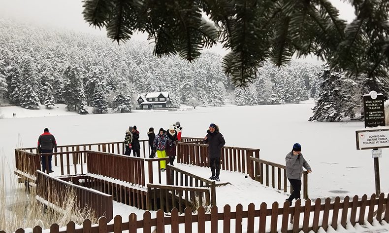 Gölcük Tabiat Parkı’nda göl dondu