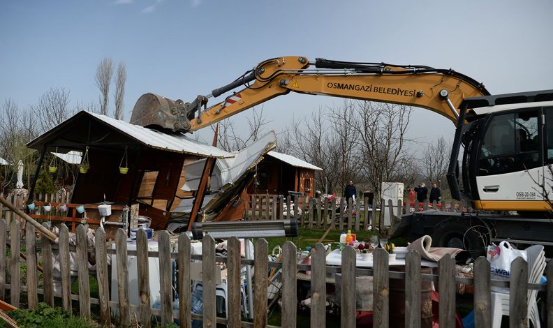 Kaçak ve metruk yapılar tek tek yıkıldı