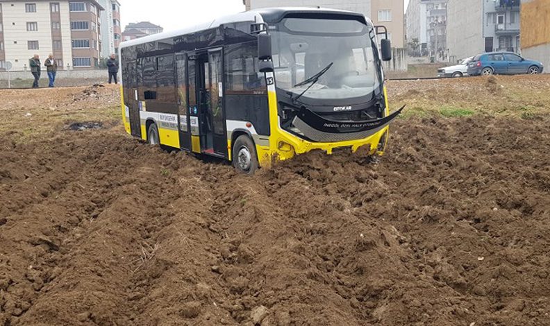 Bursa’da frenleri tutmayan otobüs tarlaya girdi