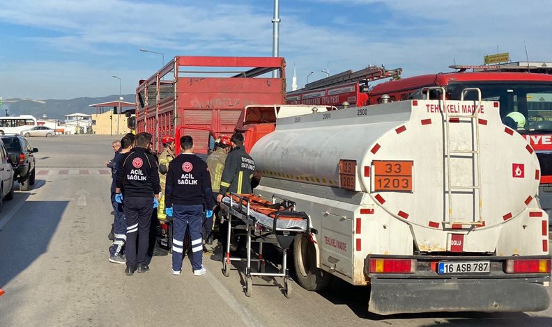 Bursa’da yakıt tankeri kamyona çarptı
