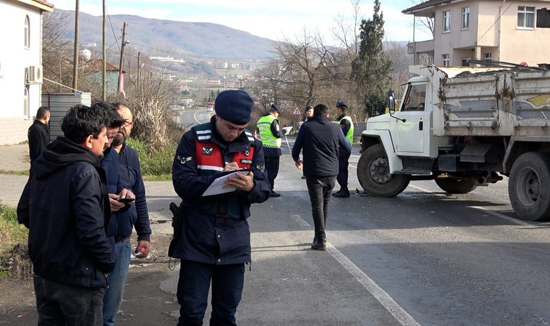 Zonguldak’ta kamyonla taksi çarpıştı: 4 yaralı