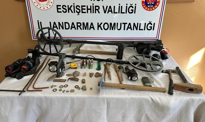 Eskişehir’de kaçak kazı yaparken yakalandılar