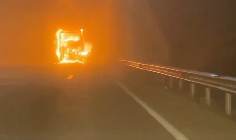 Bursa’da seyir halindeki yolcu otobüsü alev alev yandı