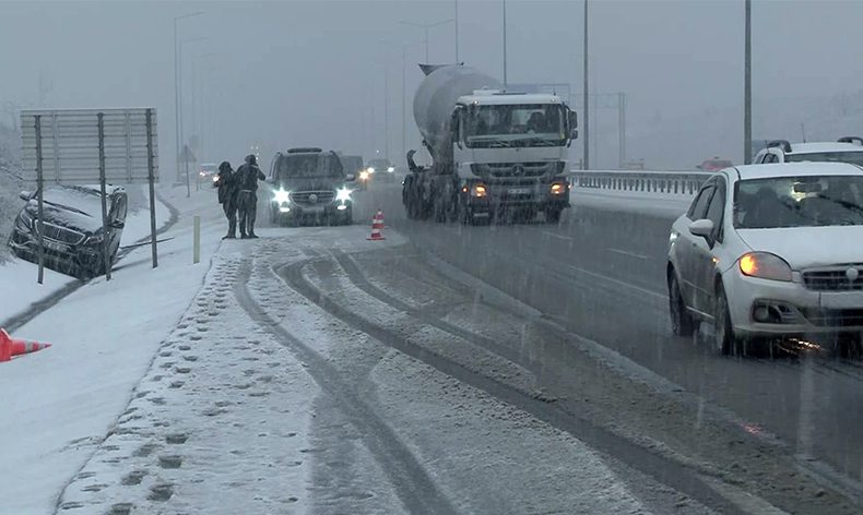 İstanbul Havalimanı yolunda yoğun kar yağışı