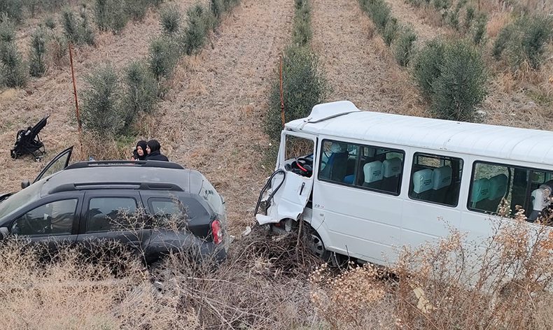 Çarpışan araçlar tarlaya uçtu
