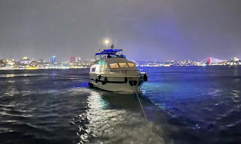 Sarayburnu açıklarında sürüklenen tekne kurtarıldı