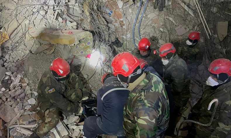 51 kişiyi enkazdan sağ çıkardılar