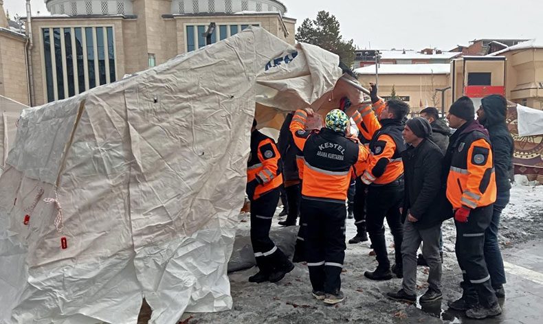 Deprem Bölgesine Destekler Sürüyor
