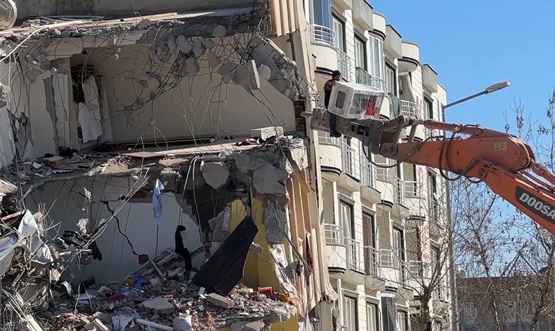 Eşyasını kurtarmak için canını hiçe saydı