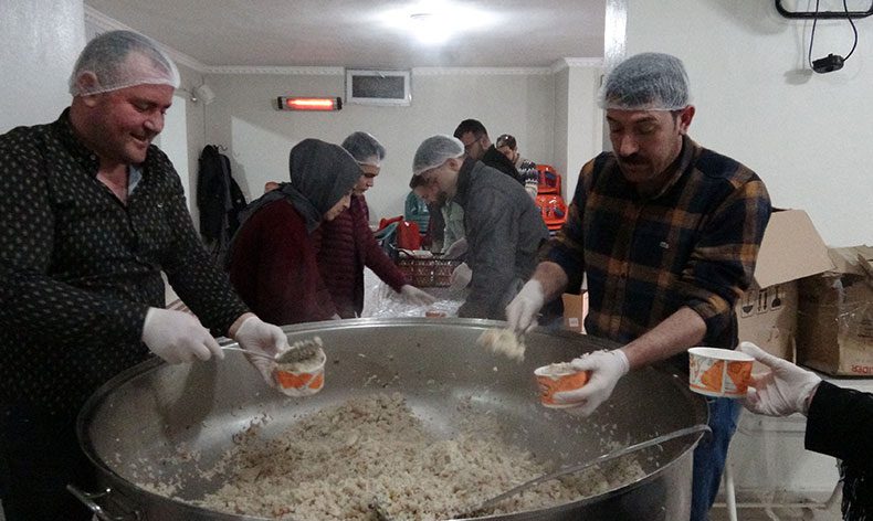 Kazanlar gönüllüler tarafından hazırlanıyor