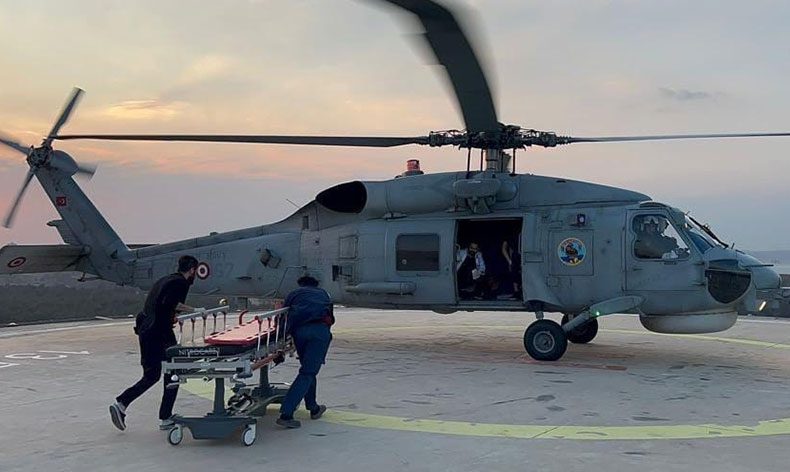 Yaralı depremzede askeri helikopterle hastaneye nakledildi