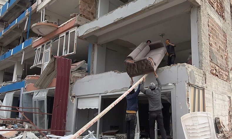 Hasarlı binadan eşyalarını taşıdılar