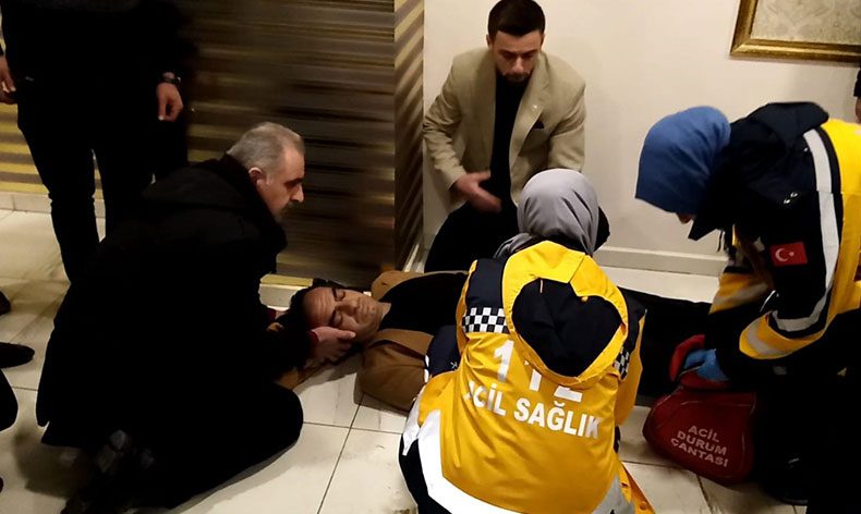 Muhtar, oy kullanırken beyin kanaması geçirdi
