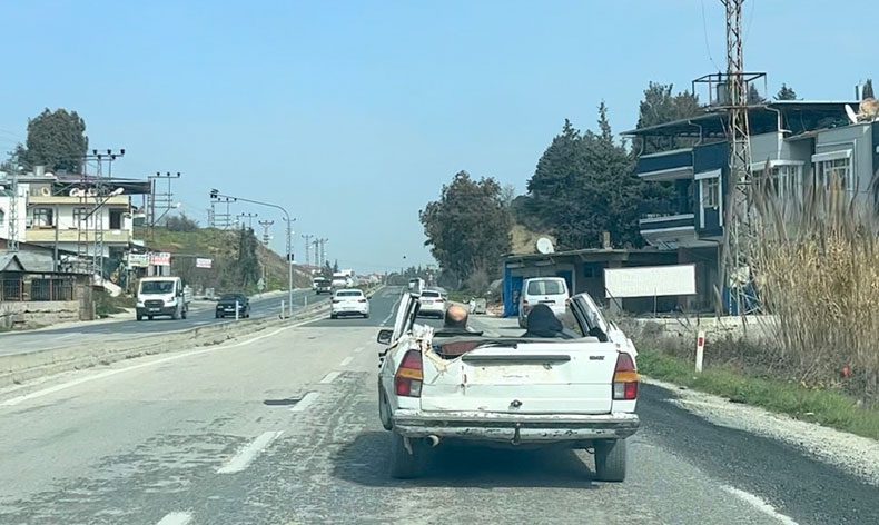 Enkaz altından çıkardığı yarım otomobille trafiğe çıktı
