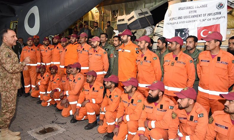 Pakistan Türkiye’ye kurtarma ekibi gönderdi