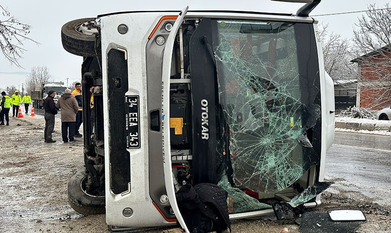 Cenaze taşıyan midibüs yan yattı