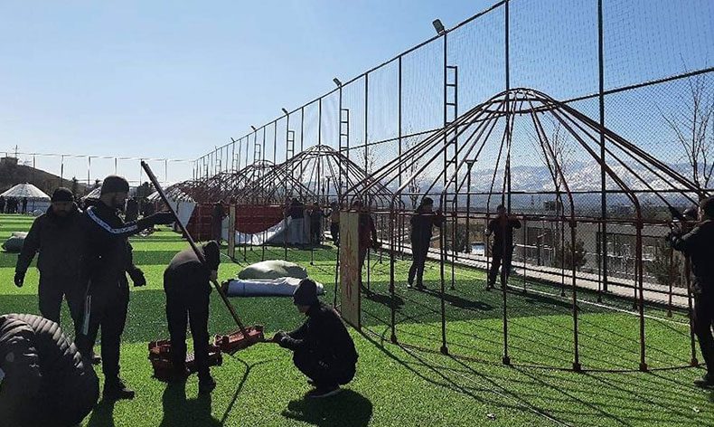 Deprem bölgesinde Kırgız çadırları kuruluyor